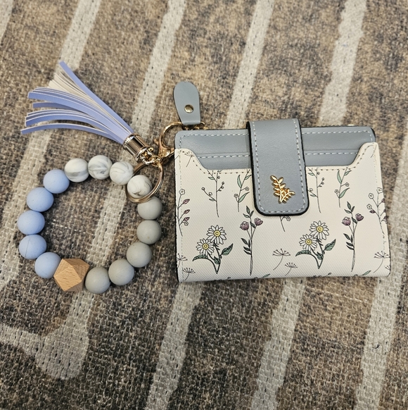NEW Bi-Fold Floral Blue and White Snap Wallet + Beaded Bag Charm/Keychain - Picture 2 of 13